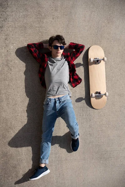 Toop Vista Ragazzo Adolescente Sdraiato Sul Pavimento Accanto Skateboard Pattinatore — Foto Stock