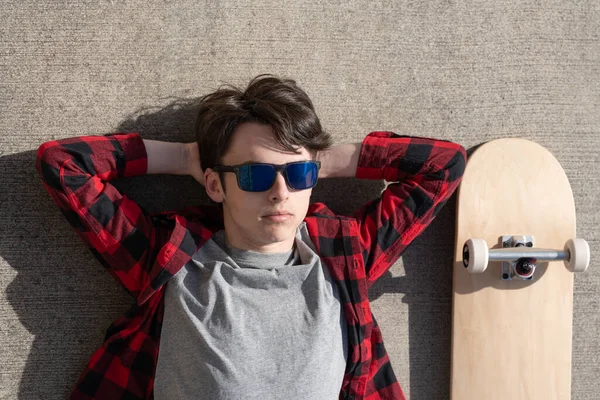 スケートボードの横にリラックス10代の少年の閉鎖 青年期の概念 — ストック写真