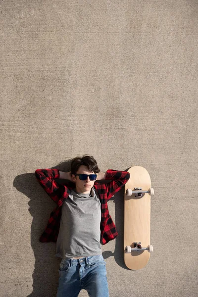Bovenaanzicht Van Tiener Skater Jongen Ontspannen Liggend Vloer Met Kopieerruimte — Stockfoto