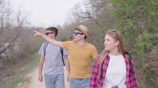 Groupe Adolescents Marchant Dans Nature Travers Chemin Gravier Sentier — Video
