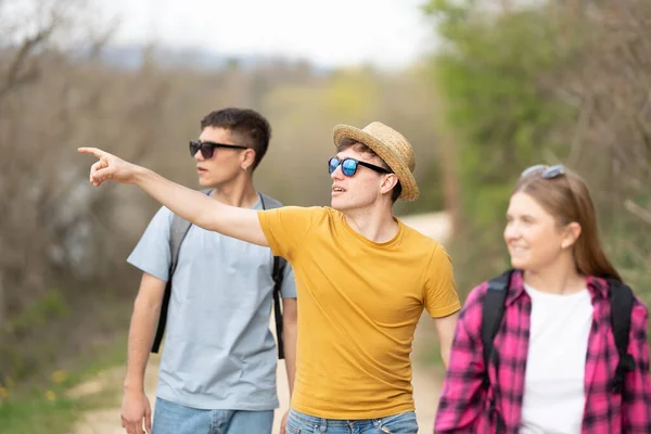 Gruppe Junger Freunde Wandert Der Natur Und Beobachtet Die Aussicht — Stockfoto