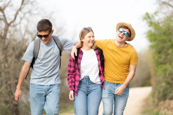 Tonåringarnas Grupp Njuter Tillsammans Utomhus Vänner Som Skrattar Naturen — Stockfoto