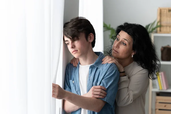 Madre Reconfortante Triste Hijo Adolescente Depresión Concepto Adolescencia — Foto de Stock