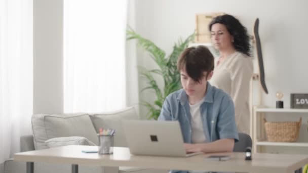 Mutter Spioniert Laptop Des Sohnes Aus Und Überrascht Teenager Versteckt — Stockvideo