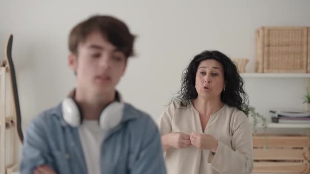 Frau Beschimpft Teenager Sohn Hause Und Der Junge Ignoriert Sie — Stockvideo