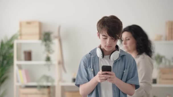 Anya Kémkedik Telefon Tinédzser Fia Egyre Meglepett — Stock videók