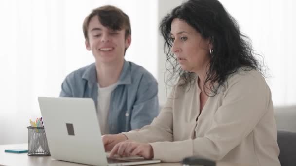 Adolescentul Predă Computerul Mamei Începătoare Femeia Învață Folosească Social Media — Videoclip de stoc