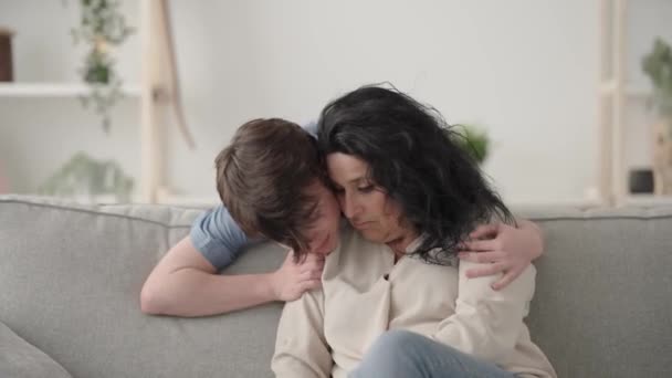 Sevgi Dolu Genç Çocuk Anne Konuşuyor Kucaklıyor — Stok video