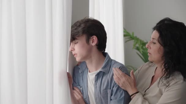 Žena Utěšující Smutného Teenagera Matka Mluví Utěšuje Syna — Stock video