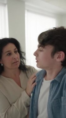 Ergen çocuk annesiyle canlı yayında. Annemle ilgili video kaydı.