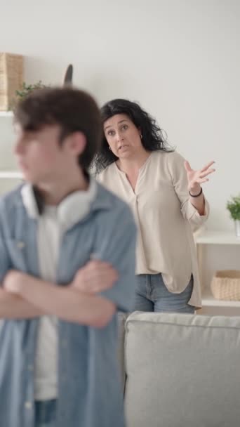 自宅で10代の少年を叱る女性 母を無視して去っていく息子 — ストック動画