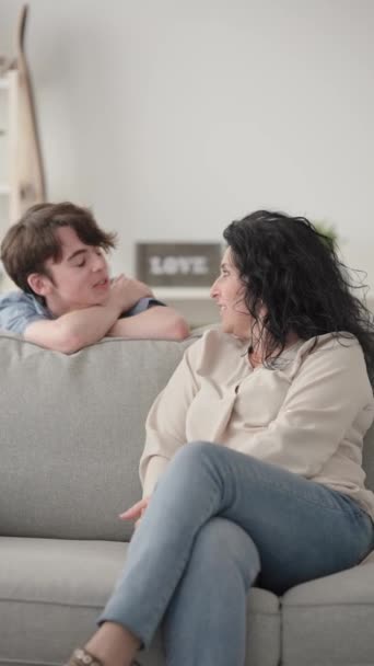 Junge Gespräch Mit Mutter Hause Frau Sitzt Auf Sofa Und — Stockvideo