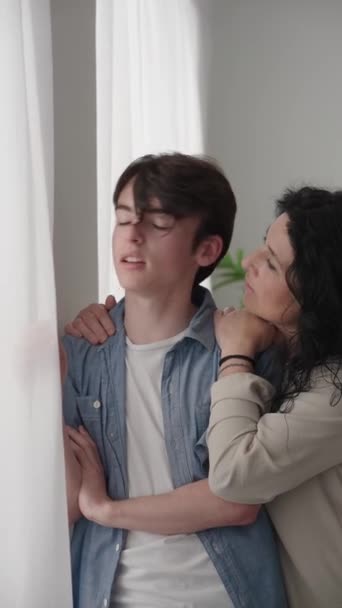 Mutter Tröstet Traurigen Teenager Sohn Depressionen Jugendalter — Stockvideo