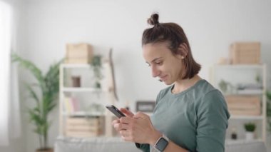 İspanyol kadın telefonda aşk mesajı alıyor. Genç bayan mesaj atıyor ve olumlu yanıt alıyor.