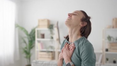 Hispanik aşık genç kadın yalnız rüya görüyor.