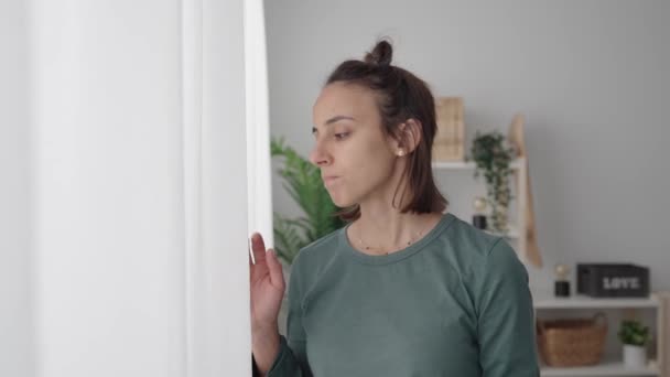 Pencereden Bakan Üzgün Düşünceli Spanyol Genç Kadın Depresyon Akıl Sağlığı — Stok video
