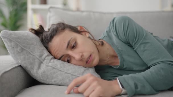 Kanepede Düşünen Üzgün Spanyol Genç Kadın Depresyon Akıl Sağlığı Kavramı — Stok video