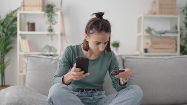 ヒスパニック系の若い女性は自宅から電話でオンラインショッピングし 購入を祝う — ストック動画