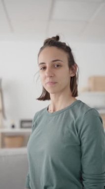 Genç İspanyol kadın kameraya bakarken kalp ya da aşk şekli veriyor.