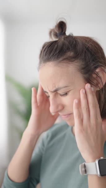 Mulher Jovem Hispânica Sofrendo Dor Cabeça Pescoço — Vídeo de Stock