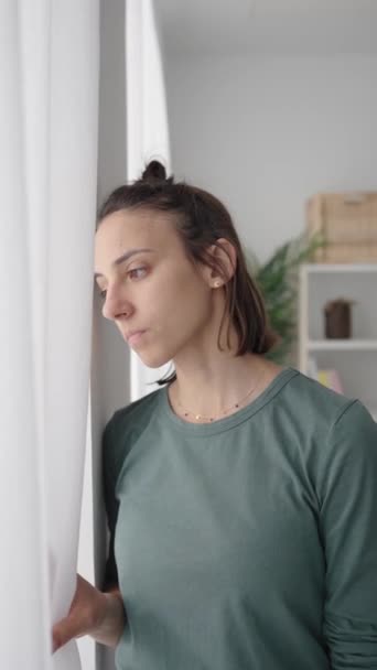 Triste Jeune Femme Regardant Par Fenêtre Concept Dépression Santé Mentale — Video