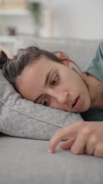 Triste Hispânico Jovem Com Depressão Overthinking Sofá — Vídeo de Stock