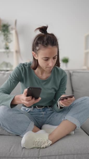 Молода Іспаномовна Жінка Купує Онлайн Телефону Святкує Покупку — стокове відео