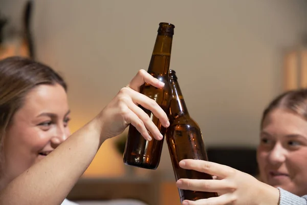 Großaufnahme Zweier Frauen Die Mit Bierflaschen Anstoßen — Stockfoto