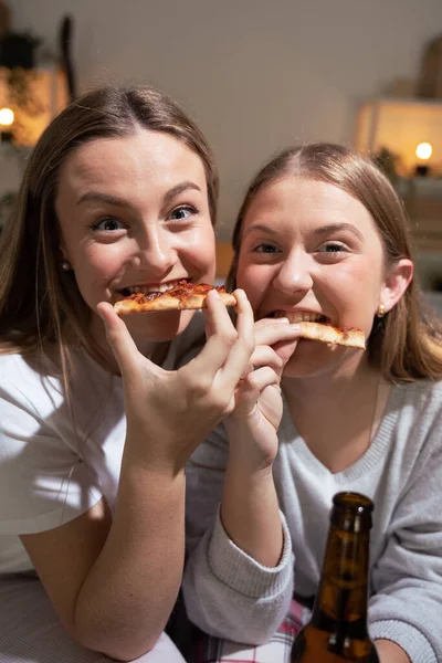 Hermanas Divirtiéndose Mientras Comen Pizza Mirando Cámara Casa —  Fotos de Stock