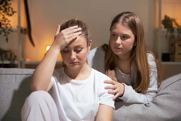 Chica Adolescente Consolando Hermana Triste Por Noche Concepto Depresión Unión — Foto de Stock