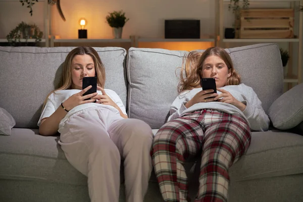 Zwei Frauen Konzentrierten Sich Nachts Aufs Telefonieren Social Media Und — Stockfoto
