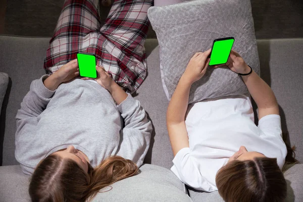 소파에서 핸드폰을 사용하는 여성들의 화면을 전화기 — 스톡 사진