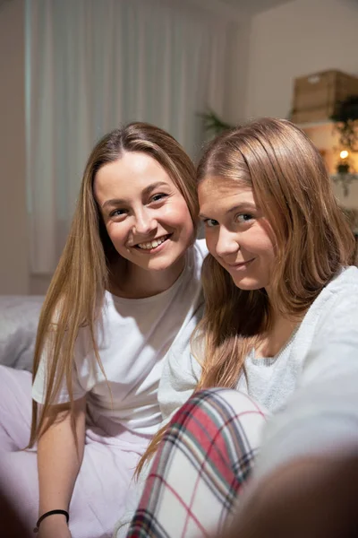 Punkt Widzenia Kamery Dwóch Młodych Kobiet Robiących Selfie Imprezie Piżamie — Zdjęcie stockowe