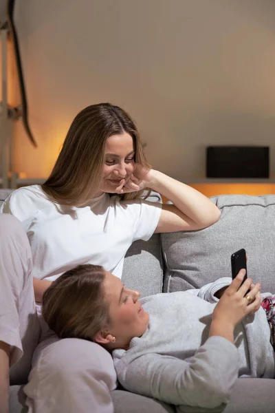 Zwei Frauen Telefonieren Nachts Auf Dem Sofa — Stockfoto
