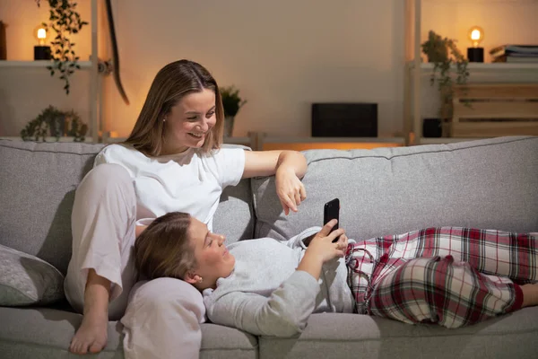 Zwei Junge Frauen Telefonieren Nachts Lesbisches Paar Pyjama Auf Sofa — Stockfoto