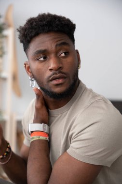 Genç Afro-Amerikan yakışıklı adamın portresi