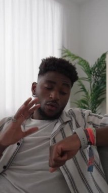 Afrika kökenli Amerikalı genç adam akıllı gözlerle konuşuyor..