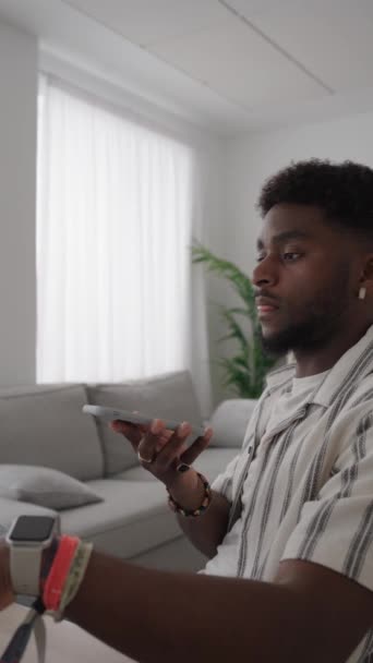 Jeune Homme Noir Envoyant Message Vocal Après Navigation Sur Téléphone — Video