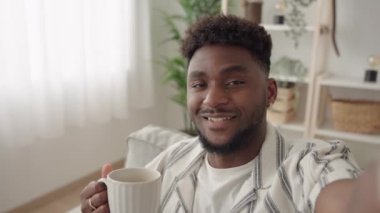 Afrikalı Amerikalı genç bir adam kamerayla telefonda konuşuyor. Siyah kişi canlı yayında.