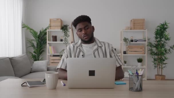 Afroamerikansk Ung Man Som Tar Rast När Han Jobbar Hemifrån — Stockvideo