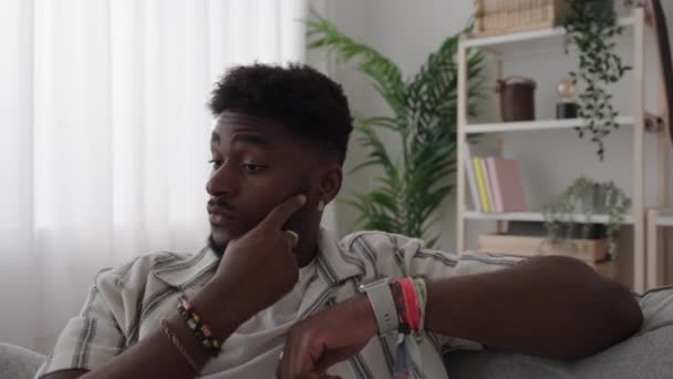 Afrikansk Amerikansk Ung Man Pratar Smart Klocka — Stockvideo