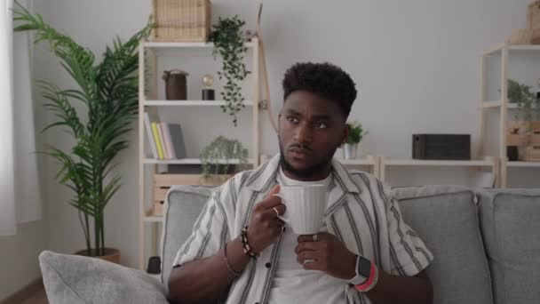 Tânăr Afro American Care Bea Cafea Negru Persoană Serioasă Vis — Videoclip de stoc