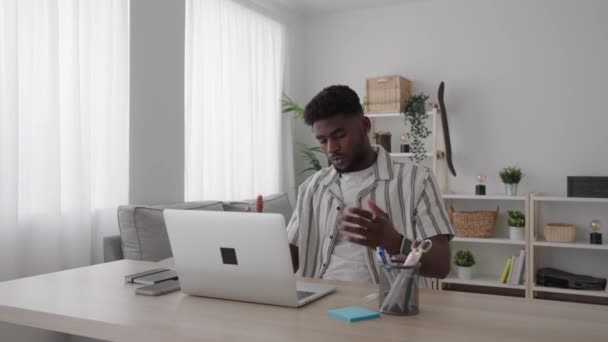 Fekete Fiatalember Videóhívást Tart Otthon Dolgozik Laptopján Afrikai Amerikai Személy — Stock videók