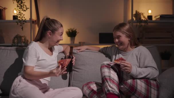 Φίλοι Συζητούν Τρώγοντας Πίτσα Αδερφές Μιλάνε Στον Καναπέ — Αρχείο Βίντεο