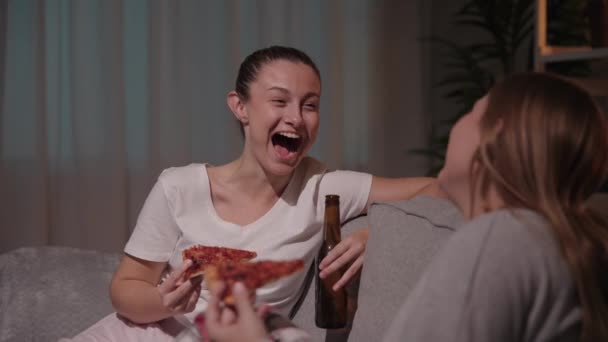 Blondynka Młoda Kobieta Jedząca Pizzę Najlepszą Przyjaciółką Lub Parą Lesbijek — Wideo stockowe