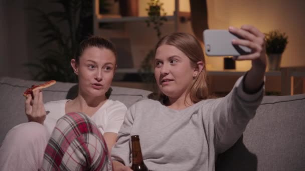 Две Молодые Женщины Живут Прямом Эфире Дома Ночью Лесбийская Пара — стоковое видео