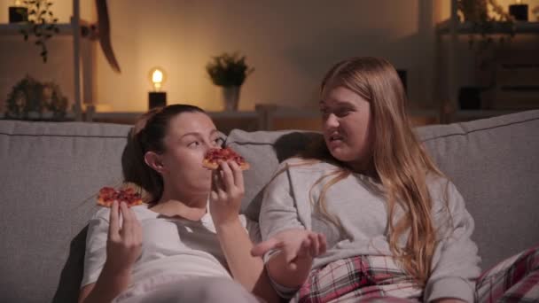 Молодая Женщина Ест Нездоровую Пищу Сестрой Подросток Предупреждает Друга Булимии — стоковое видео