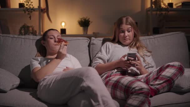 Сестры Ночью Делают Селфи Соцсетей Две Молодые Женщины Сидят Диване — стоковое видео