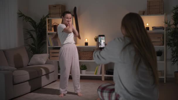 Teenagepige Optager Vennedans Ung Kvinde Live Streaming Udfordring Sociale Medier – Stock-video