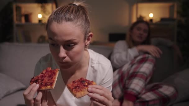 Junge Frau Mit Bulimie Isst Nachts Pizza Schwester Oder Freundin — Stockvideo